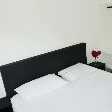 Private Room with King Size Bed Num023