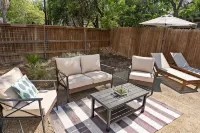 Sparkling pool • Historic 6-BR Oasis Near Downtown - مسبح خاص