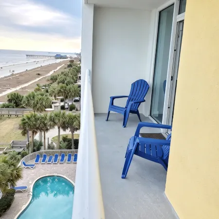 BEACHFRONT-Remodeled 200 + 5-star reviews-  Best LOCATION  River- 6th Floor