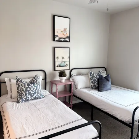 Good Vibes 2-Bedroom Apartment in Waukee - Central Location & Modern Comforts Отели в г. Уоки