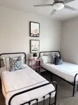 Good Vibes 2-Bedroom Apartment in Waukee - Central Location & Modern Comforts - Homestays
