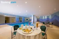 Golden Tulip Dammam Corniche Hotel - Pools