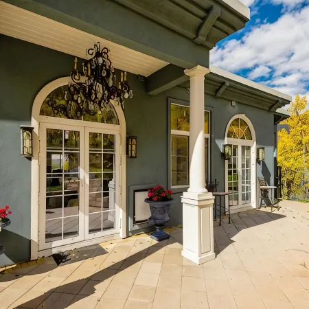 Exquisite pet friendly home, 5 blks from Gondola with stunning views!!