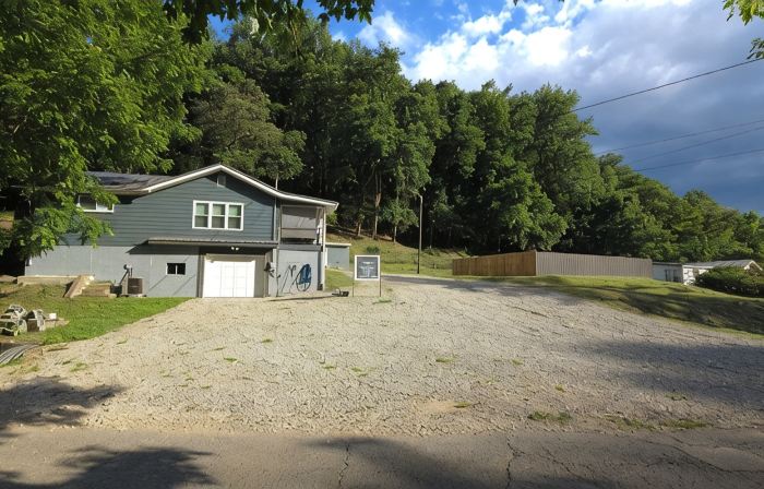 Trail Riders Retreat! Hatfield McCoy Trails. Private Pool. Loads of Parking!