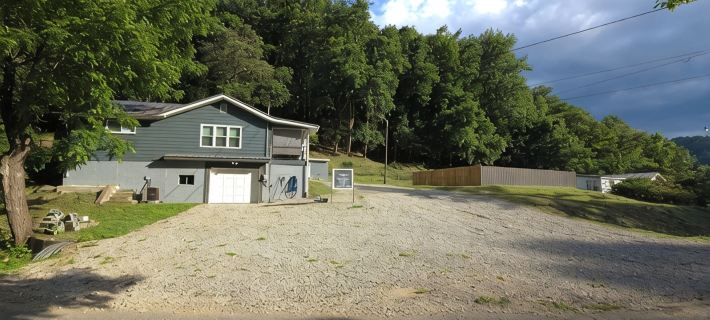 Trail Riders Retreat! Hatfield McCoy Trails. Private Pool. Loads of Parking! Hotels in Mingo County