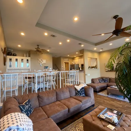 Roomy 4 bedroom 4 bathroom house on a 5 acre pond less than a mile from Texoma