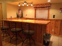 Honeysuckle Cabin on Acre!~Easy Drive!-5 mins. to Parkway~Pool Table & Hot Tub! - シャレー