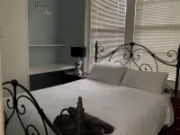 Captain’s Manor- perfect location! Close to everything around Corowa Rutherglen. Hotels in Corowa