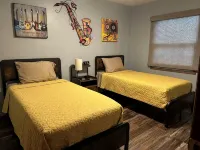 King Bed, Game Room Minutes from Downtown, Golf Courses + Big Back Yard Sleeps 8 - Homestays