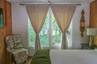 Charming 2Br Highlands Cottage with Cozy Fireplace, 3 Min to Main St & Dry Falls