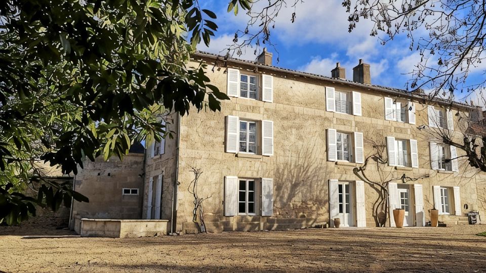 Maison 18e Siècle Avec son Parc au Bord de la Rivière à 5 Minutes du Futuroscope