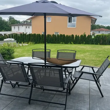Moderne Ferienwohnung, Platz für 6 Gäste - 2 Schlaf-/ Wohn-/badezimmer, Terrasse Отели в г. Зинген