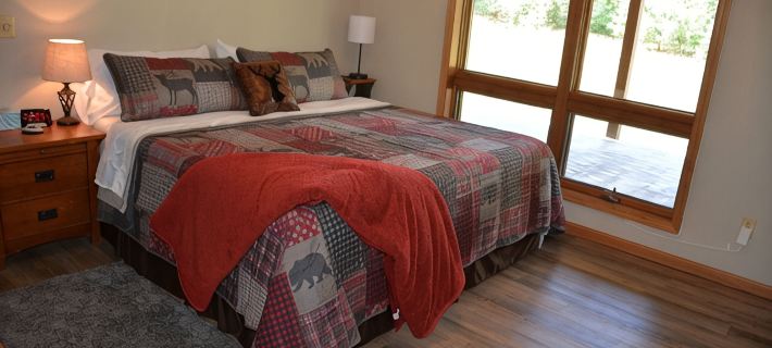 Northwoods 3 bed/2 bath Cabin Retreat with NEW HOT TUB & 2 Canoes! Hotels in Oneida County