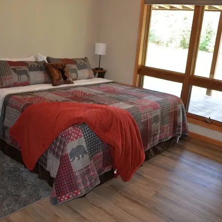 Northwoods 3 bed/2 bath Cabin Retreat with NEW HOT TUB & 2 Canoes!