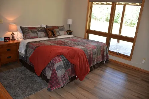 Northwoods 3 bed/2 bath Cabin Retreat with NEW HOT TUB & 2 Canoes! - Wifi