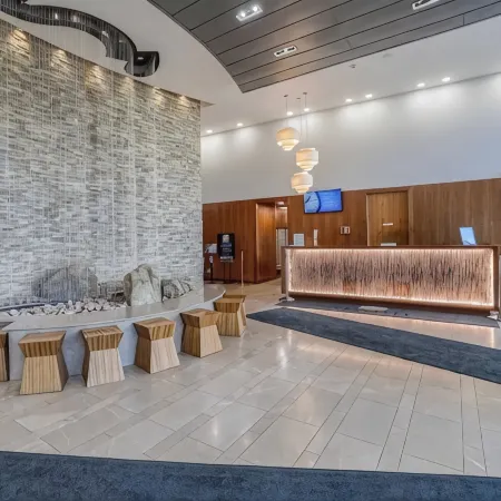 Chic Downtown Mississauga Condo | 5 Min Walk to Square One! Отели рядом с достопримечательностью «Шеридан»