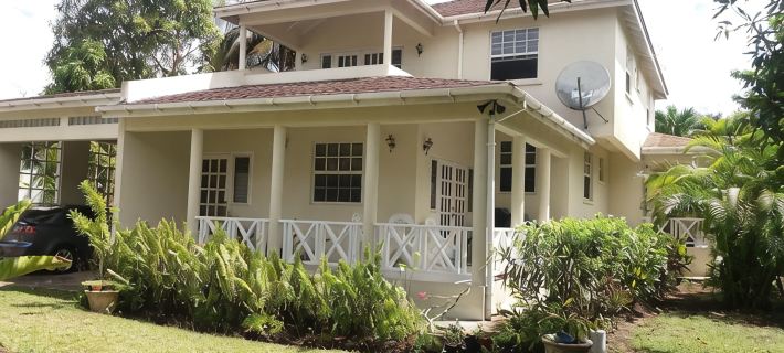 Apartment in quiet upscale Holetown area near Limegrove Centre and Beach Hotels in Holetown