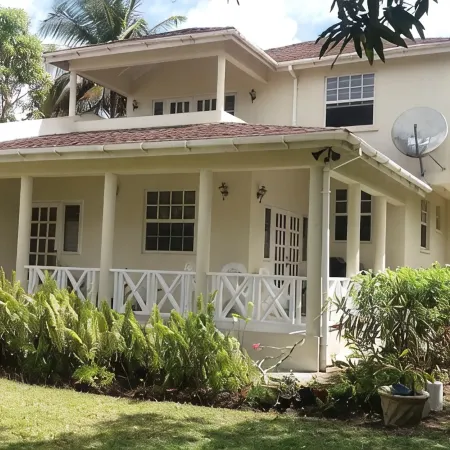Apartment in quiet upscale Holetown area near Limegrove Centre and Beach