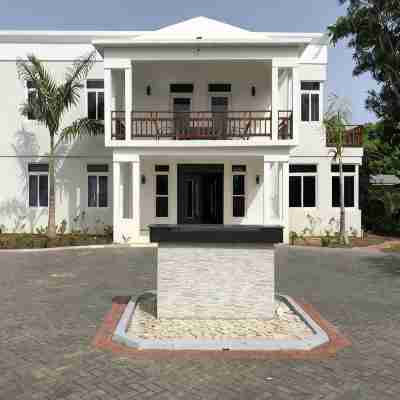 Fully staffed. private, Beachfront villa with a pool in Negril, Jamaica Hotel Exterior