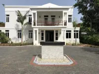 Fully staffed. private, Beachfront villa with a pool in Negril, Jamaica Hotels in 