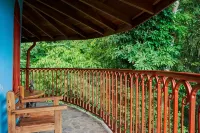 Family Friendly Waterfall Home with pool & Wi-Fi / 7p