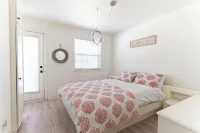 Wasaga Beach 4Br Cottage | Hot Tub, Fire Pit, Ping Pong | Sleeps 8 - Balkon