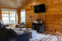 New! Cozy 4 Guest Cabin in Damascus! Pet Friendly! - Hytter