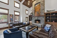 Entire Large Home- Luxe, Walk to Lift & Town! Game Room, Hot Tub - ジャグジー