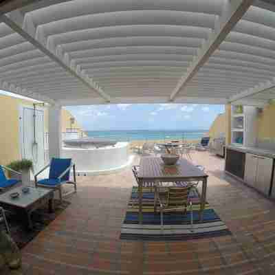 Spacious Penthouse in Paradise, Huge Villa ~ Eagle Beach, rooftop hot tub! Others