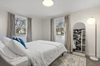 Charming 2-bedroom cottage in delightful Willmar with WiFi, AC - Homestays