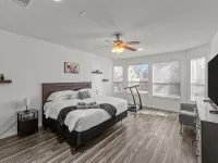 Keller’s Crown - Huge House Near Stadiums - Hot Tub & Pool Table Hotels in Keller