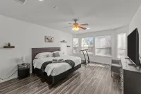 Keller’s Crown - Huge House Near Stadiums - Hot Tub & Pool Table - Boutique