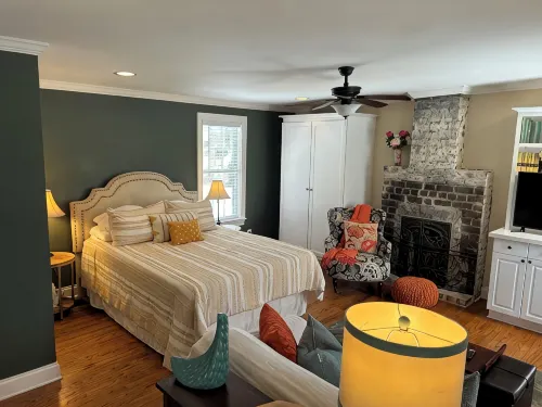 Downtown Savannah Carriage House near Forsyth Park - Condos