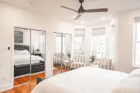 Luxury Capitol Hill Victorian — Private Gated Parking & Modern Kitchen - Bungalow