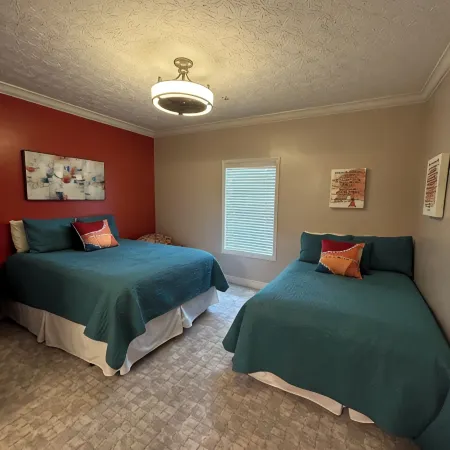 Auburn First Floor Condo. Walking Distance To Jordan Hare and Auburn Arena
