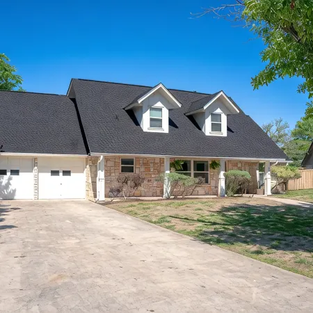 Beautifully remodeled Boerne Charm home located minutes from downtown