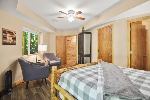 Large Octagon Cabin on Double Lot! Hot Tub, Fire place, Game room, Fire pit! - Alphydda