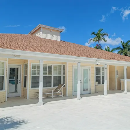 Cozy 1-bedroom condo in sunny Indialantic with AC, fitness room, WiFi