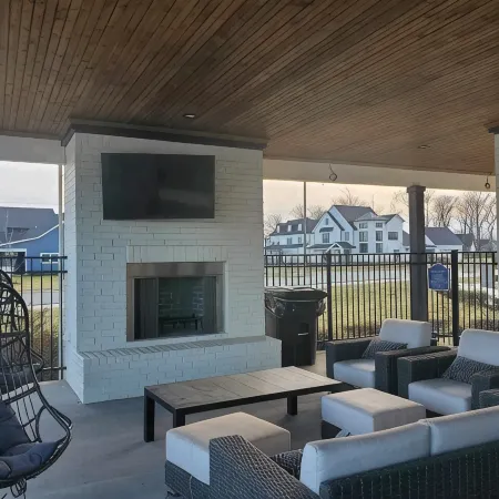 Luxury Townhome w/pool and shuffleboard. 30 min to Nashville!