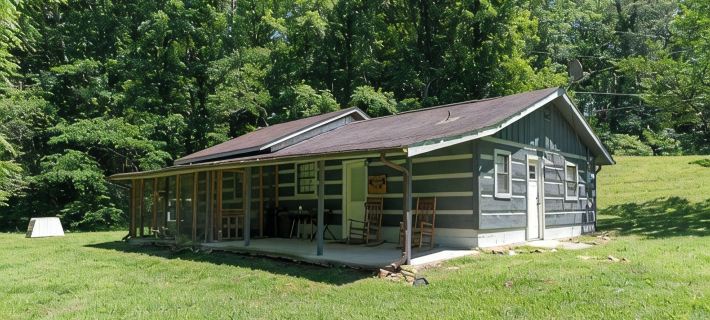 Moonshine Cabin with a nice yard on the creek in the shadows of the Smokies Hotels in Cocke County