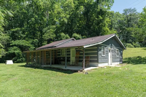 Moonshine Cabin with a nice yard on the creek in the shadows of the Smokies - Hot Tub