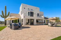 1+ Acre 5 Bedroom Desert Oasis with Pool and Mountain Views! - Boutique
