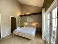 Ski-in/Ski-Out, Steps to Lifts, 1 Block to Downtown, Updated & Clean - Wi-Fi
