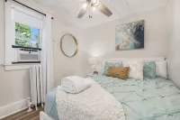 Lighthouse Cottage: 1 block from the beach, 2 blocks to downtown! - 4-Star