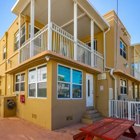 Beachfront 2 Story/3BRM/3BA/ 2 Ocean View Terraces / Free Parking