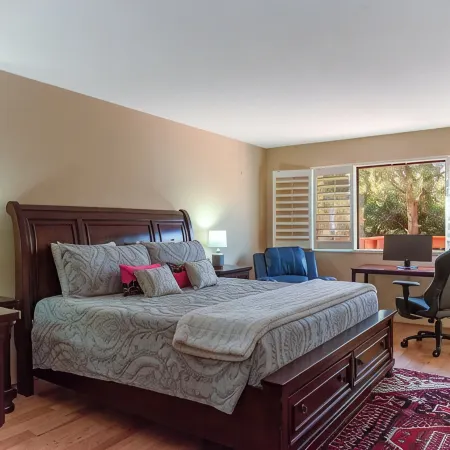 Fab Red Rock Views! 2 Masters & 2 Kings. Sleeps 9. Beauty & Privacy in Uptown