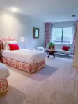 Centrally located, elegant, spacious, home, large screen tv, pool & ping pong! - Homestays