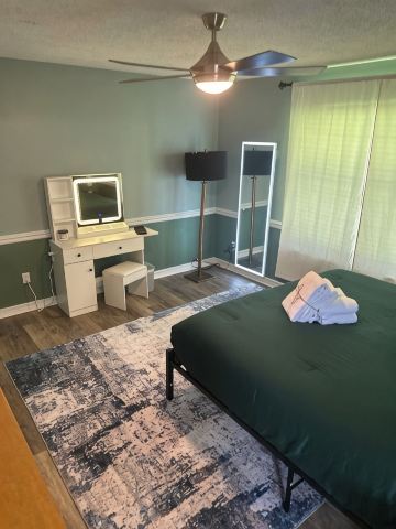 Charming 3-bedroom house with WiFi and AC a short drive from the beach!