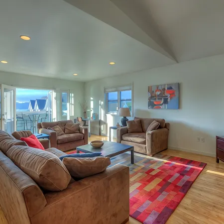 Water view! Luxury Port Suite -- walk to cafes, shops, galleries & beaches.