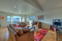 Water view! Luxury Port Suite -- walk to cafes, shops, galleries & beaches. - 民泊